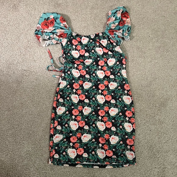 Pretty Little Thing Green Contrast Floral Dress - Picture 4 of 4